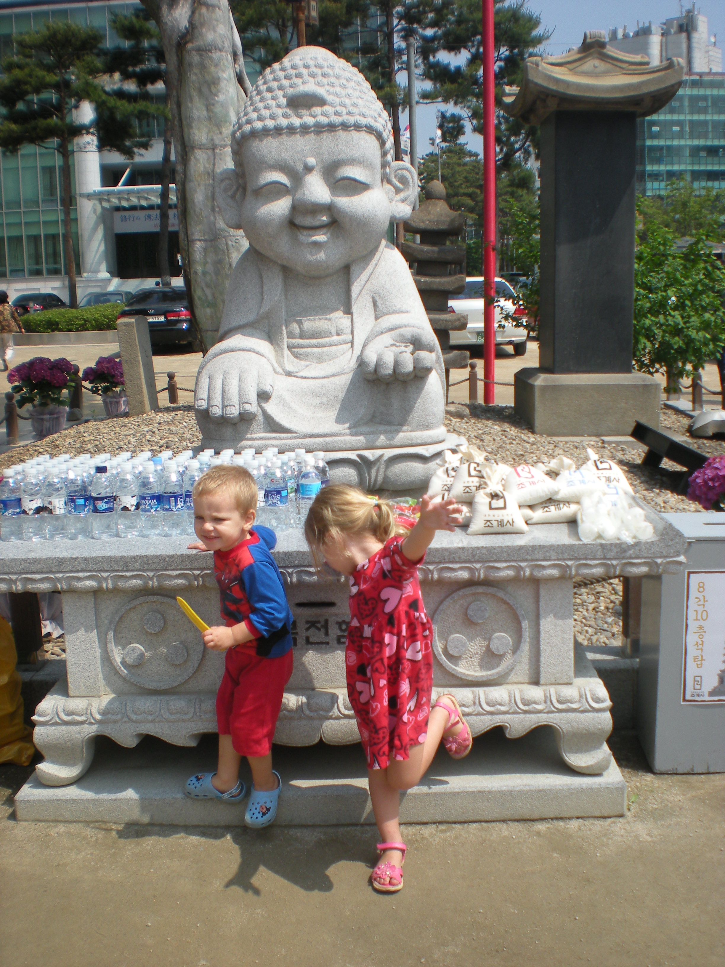 Baby Buddha Temple in Seoul The kids in front of the Baby Buddha Temple in Seoul
